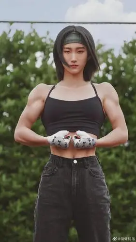 99女大学生宿舍练成街健大神, 酷炫技巧8块腹肌,完爆多数健身男