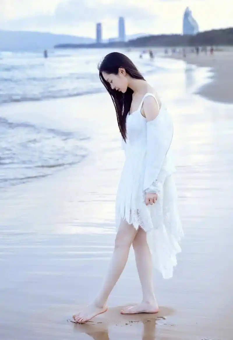 沙滩上,光jio与海浪嬉戏的宋轶|||长发披肩 一席白色长裙 沙滩,海浪与