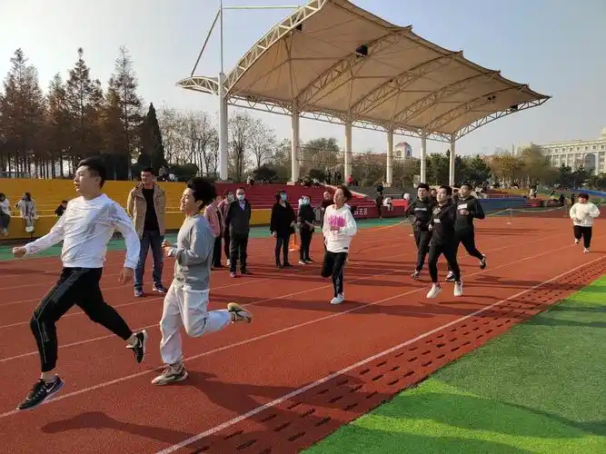 积极开展阳光体育活动,体育比赛等各项课外体育活动,进一步加强校园