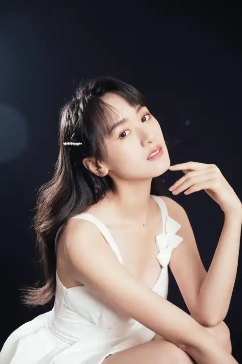 袁冰妍吊带白裙性感写真图片