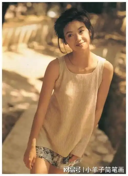 她不知道的是,由于自己同事的一次失误,将她的简历混在公司新人女演员