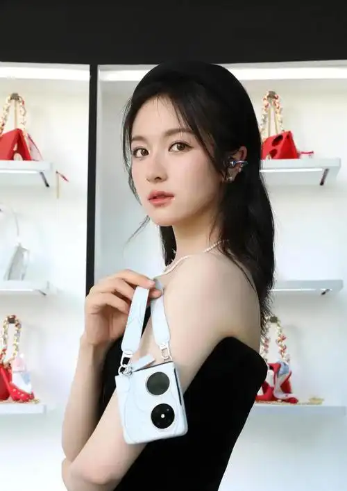 业务能力很强人很美的95后小花李兰迪