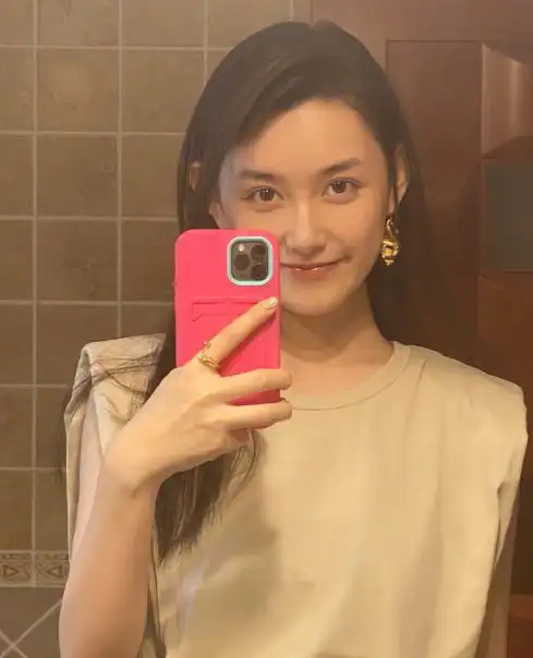 蒋依依晒浴室摆拍当她把脸皱到一起才明白什么叫天然妈生脸