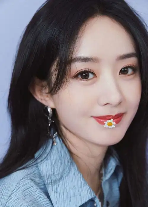 赵丽颖 身穿淡蓝色套装,长发披肩,双腿白皙修长