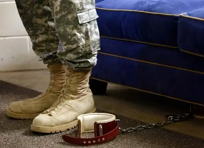 犯人脚上戴的镣铐.