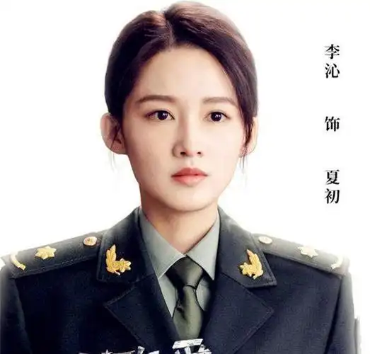 热巴穿军装,杨紫穿军装,李沁穿军装,看到张馨予:不愧是军嫂