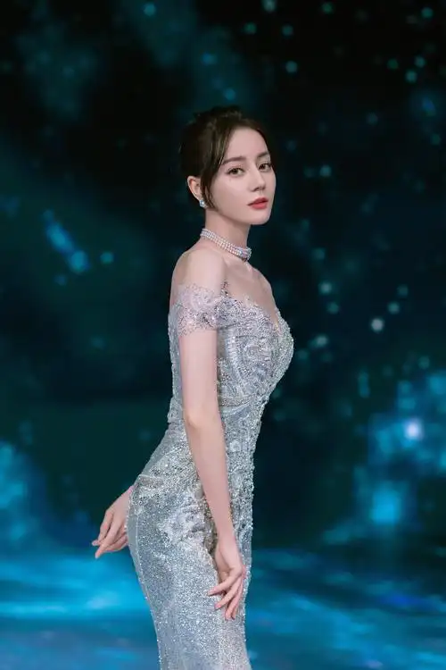 迪丽热巴的抹胸拖尾礼服裙,刺绣镶钻尽显名媛风范