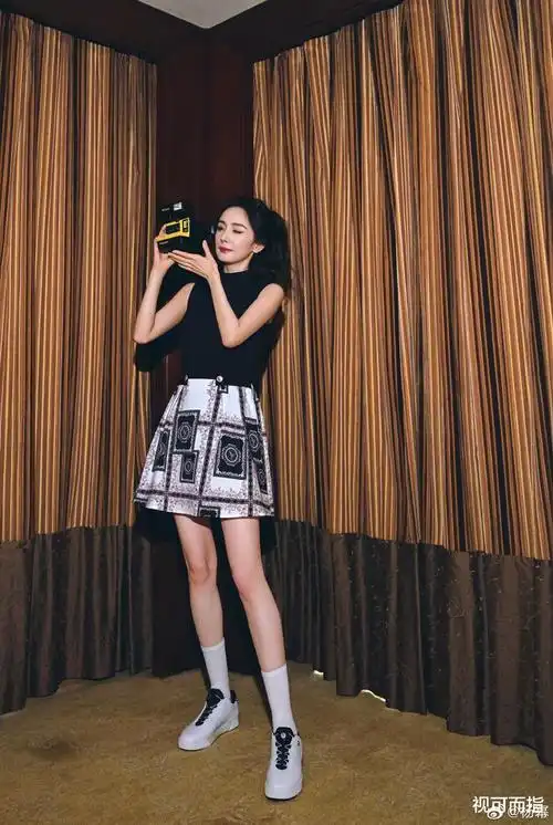 关晓彤腿长108,杨幂腿长100,跟最后一位合影太需要勇气了