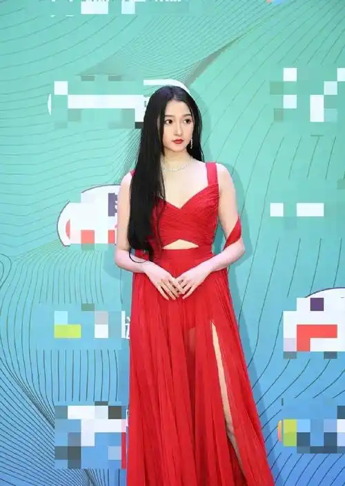 原创关晓彤真是亏在骨架穿开叉红裙现身白玉兰颁奖礼生图胖回减肥前