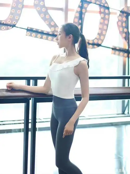 人气瑜伽老师,气质和身材俱佳