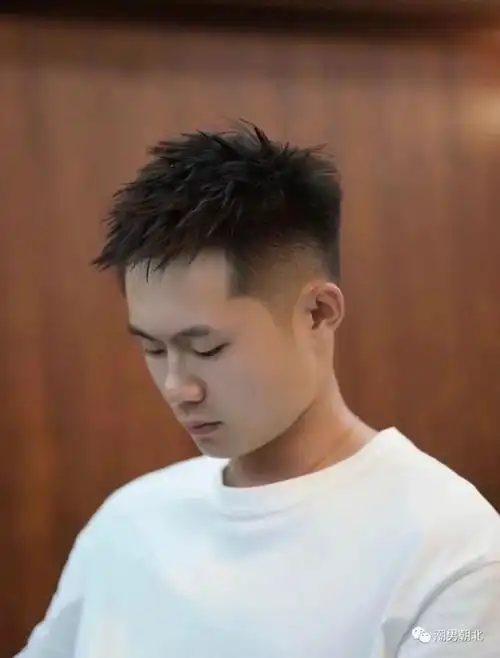 男生想要展现自己的阳光帅气,就要让自己的头发剪得更加有活力一些.