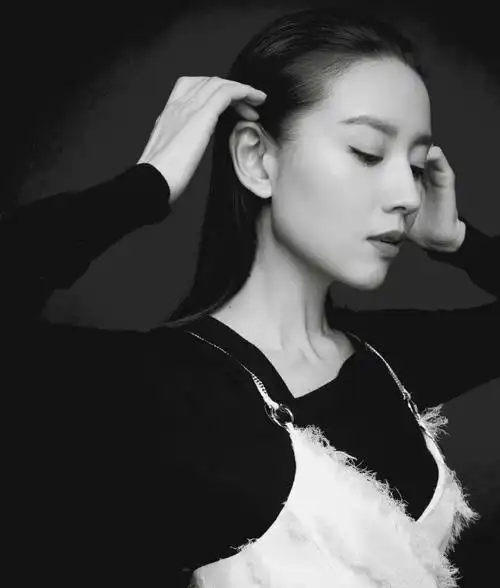 董洁杂志封面冷艳性感写真图片