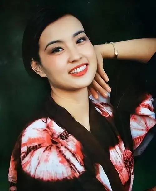 看了刘晓庆的旧照,才明白:姜文陈国军为啥前仆后继,妩媚动人