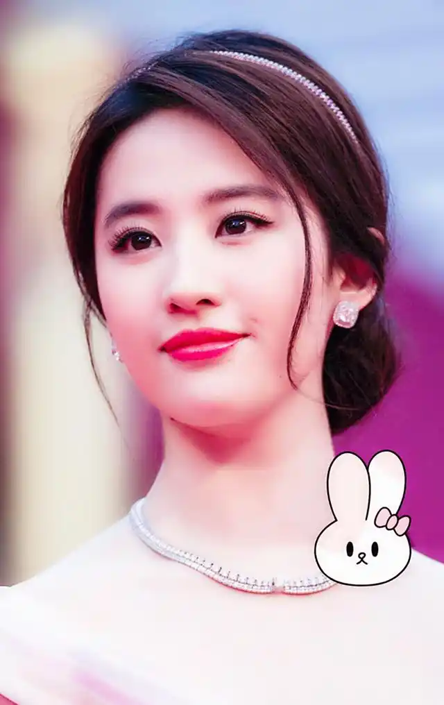 刘亦菲美图:不经意的抓拍更美,越放大特写越精致!