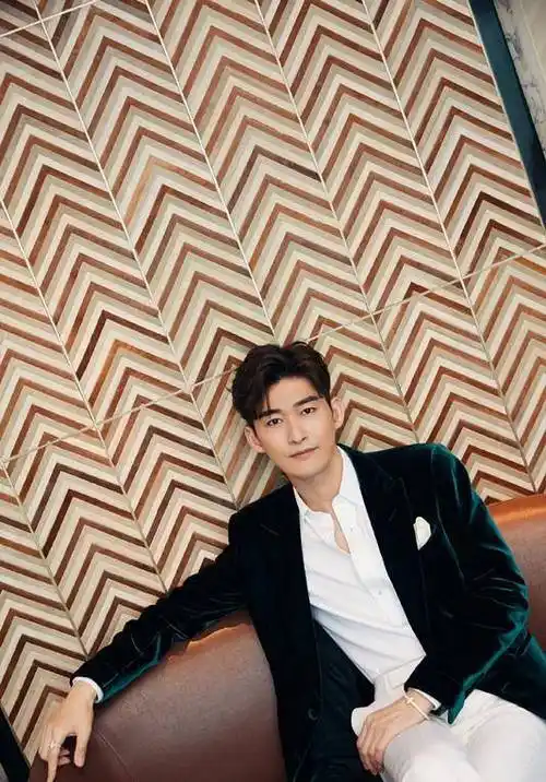 原创张翰现身节目留一款偏分的发型戴上黑框眼镜斯文帅气