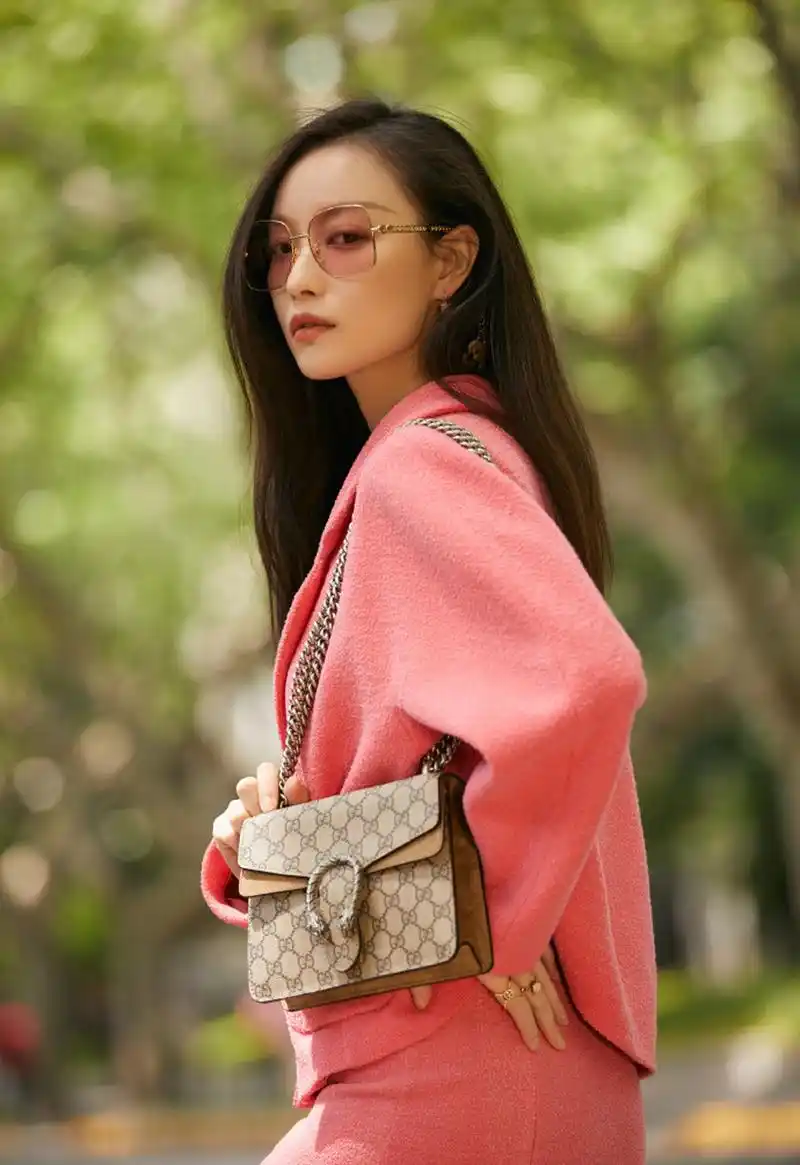 倪妮最新穿搭,这是她最新一组森系夏日写真,深棕色披肩长发,粉色夹克