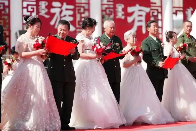 新娘身穿洁白的婚纱,脸上笑靥如花;新郎身着军装,英姿飒爽.