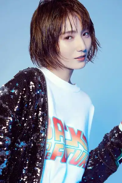 张嘉欣元气写真个性时髦表现力max