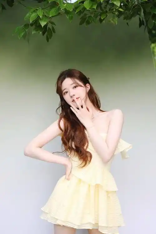 赵露思清甜初夏新照穿抹胸黄裙秀凝脂肌肤