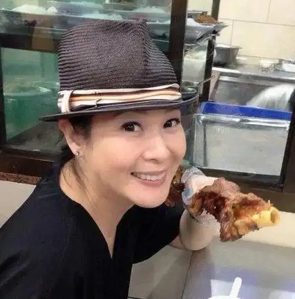 刘若英在家的素颜照51岁脸不是很显老就是脖颈纹太明显了