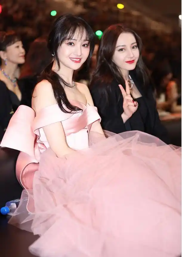 微博之夜神仙同框:杨幂猛翻白眼杨颖面无表情,一旁的杨紫好无辜