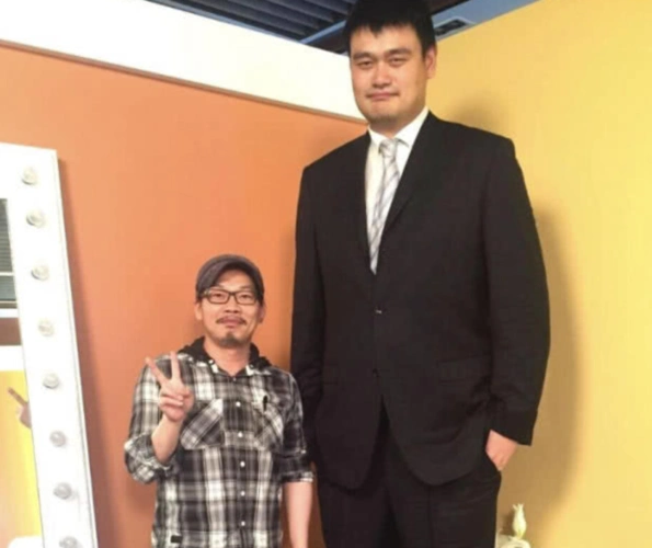 周杰伦坐下跟姚明比身高,胆子非常大,被网友夸赞非常聪明