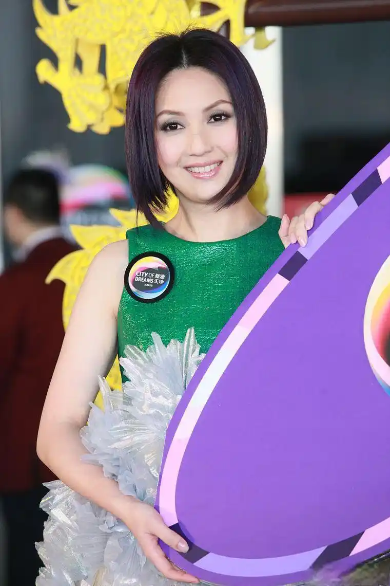 杨千嬅染紫发皮肤松垮 50岁的杨千嬅染了一头紫色的头发,以全新的造型