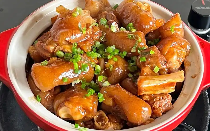家乡沙姜焖猪脚,原汁原味,越吃越香,做法简单味道不比饭店的差