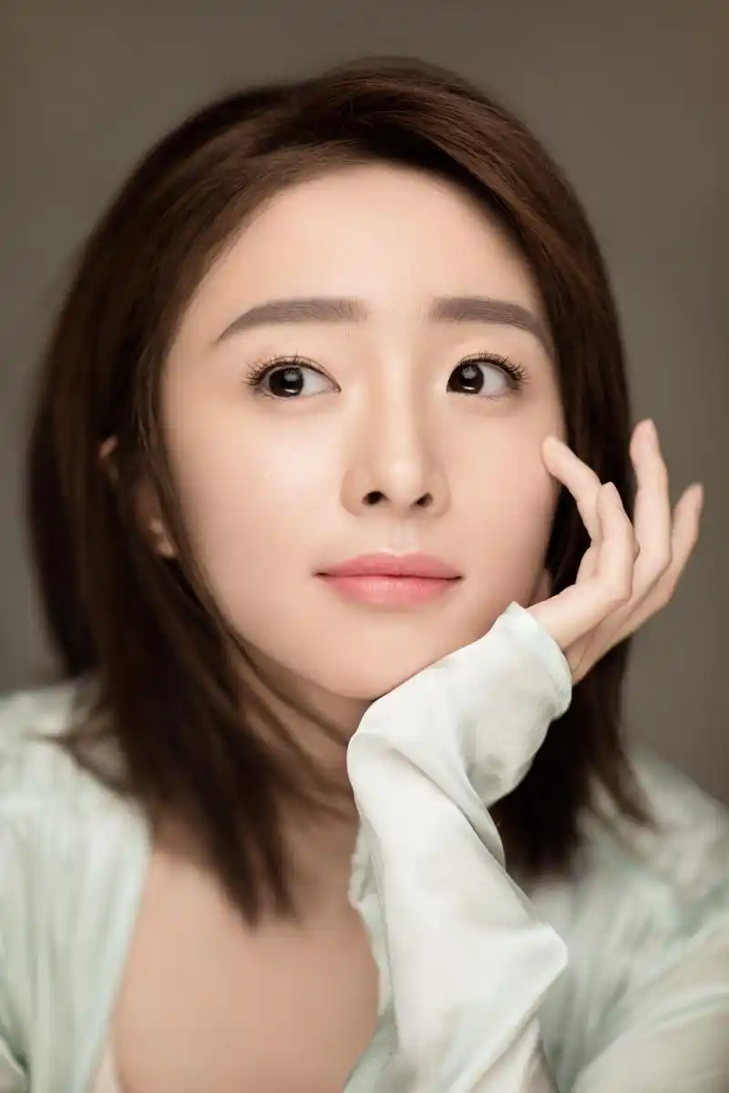 胡冰卿曝氧气写真 清新淡雅显温柔气质