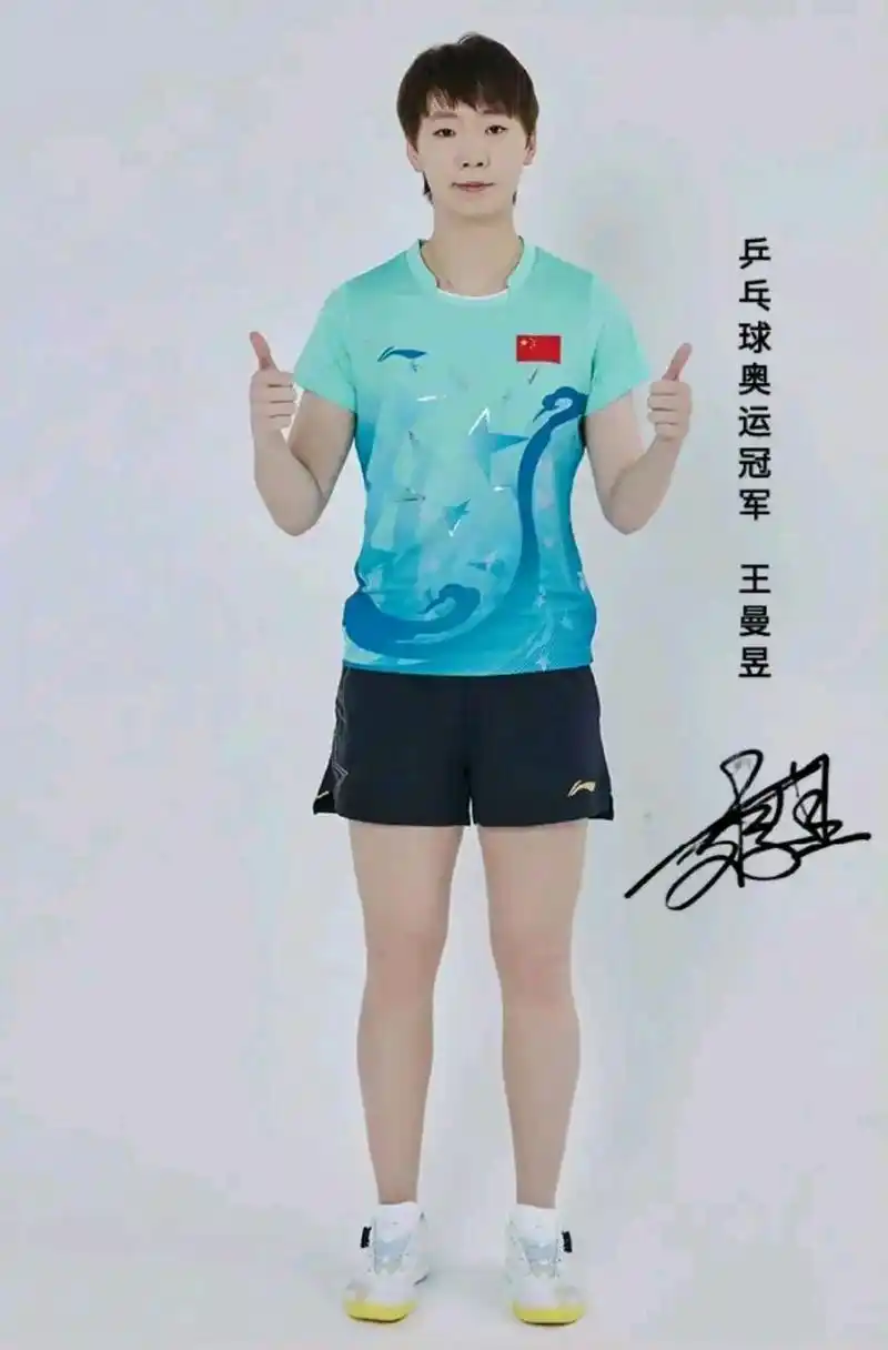 没有比赛的日子曼昱拍了很多李宁牌宣传照片.