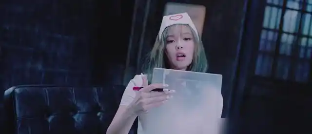 穿着护士服露大腿搭配红色高跟鞋jennie新歌造型引争议