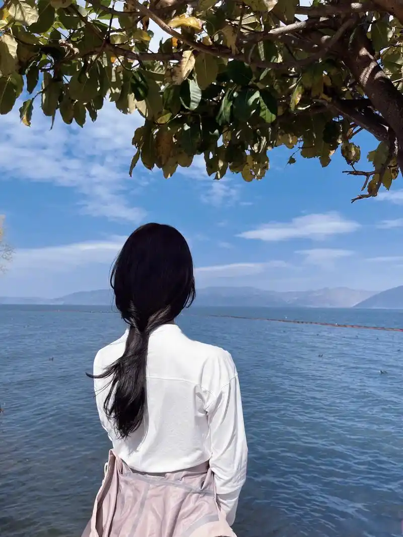 离婚绯闻后,大美娇妻刘诗诗上演背影杀,心情不错!