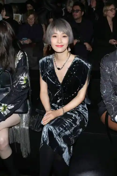 马伊琍真的很前卫,染奶奶灰波波头配铆钉裙,气场强大又高级_连衣裙
