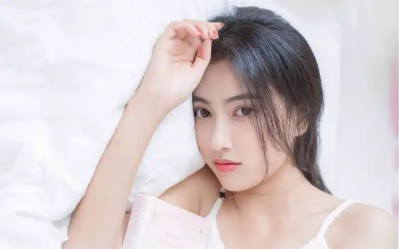 白皙性感美女床上诱人私房写真桌面壁纸