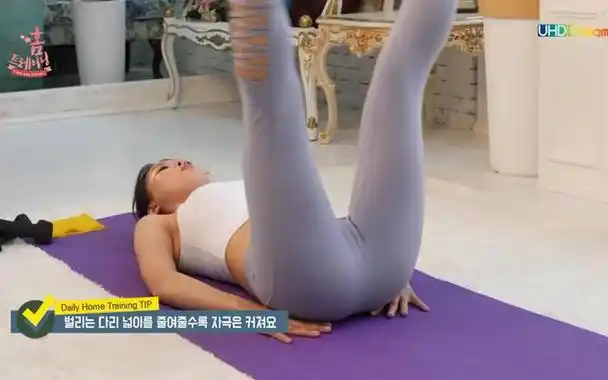 韩国瑜伽教练长期练习瑜伽身材凹凸有致曾受邀登上综艺节目