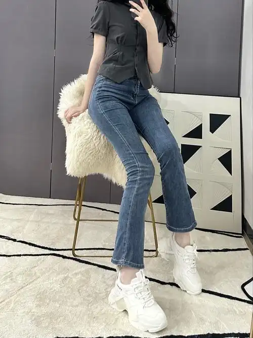 早春牛仔裤白鞋子绝配