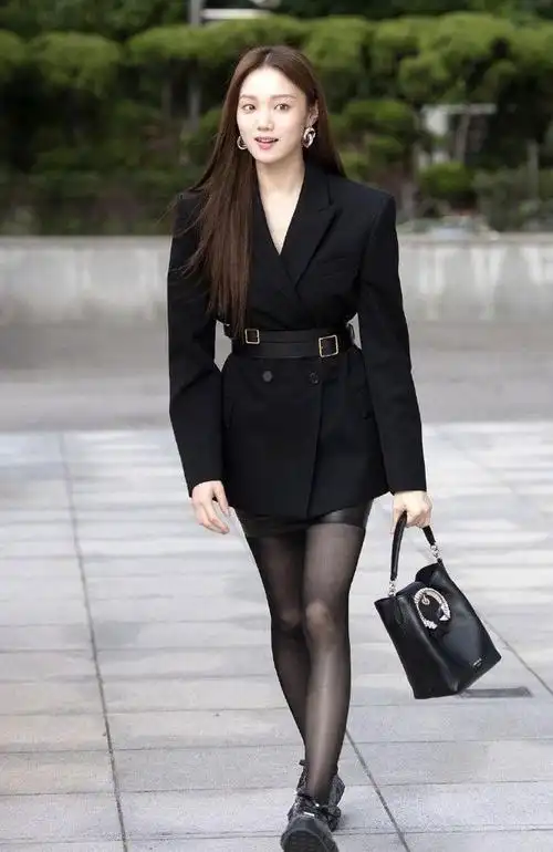 李圣经虽然长得一般她却拥有全世界女生嫉妒的腿穿黑丝太绝了