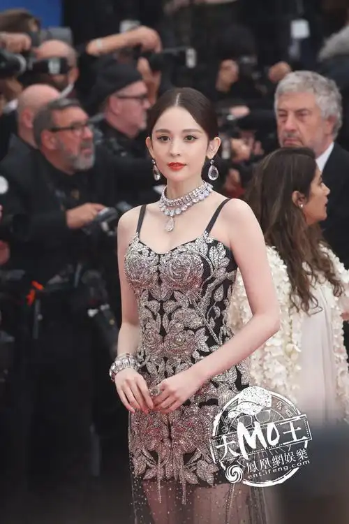 古力娜扎登上戛纳红毯 身穿刺绣薄纱裙获赞