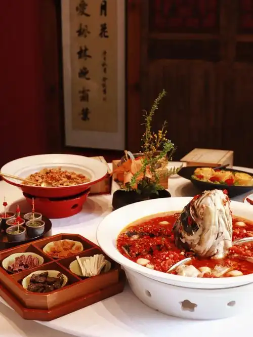 长沙在瀑布下的中式庭院品尝精致湘菜