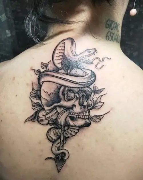 欧美骷髅与蛇纹身图片_背部欧美写实纹身图案