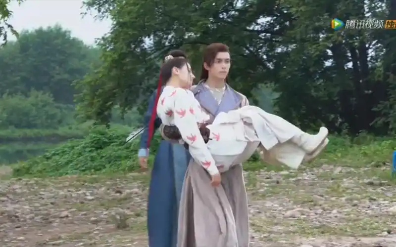 『长歌行』幕后花絮:热巴吴磊在河边的公主抱