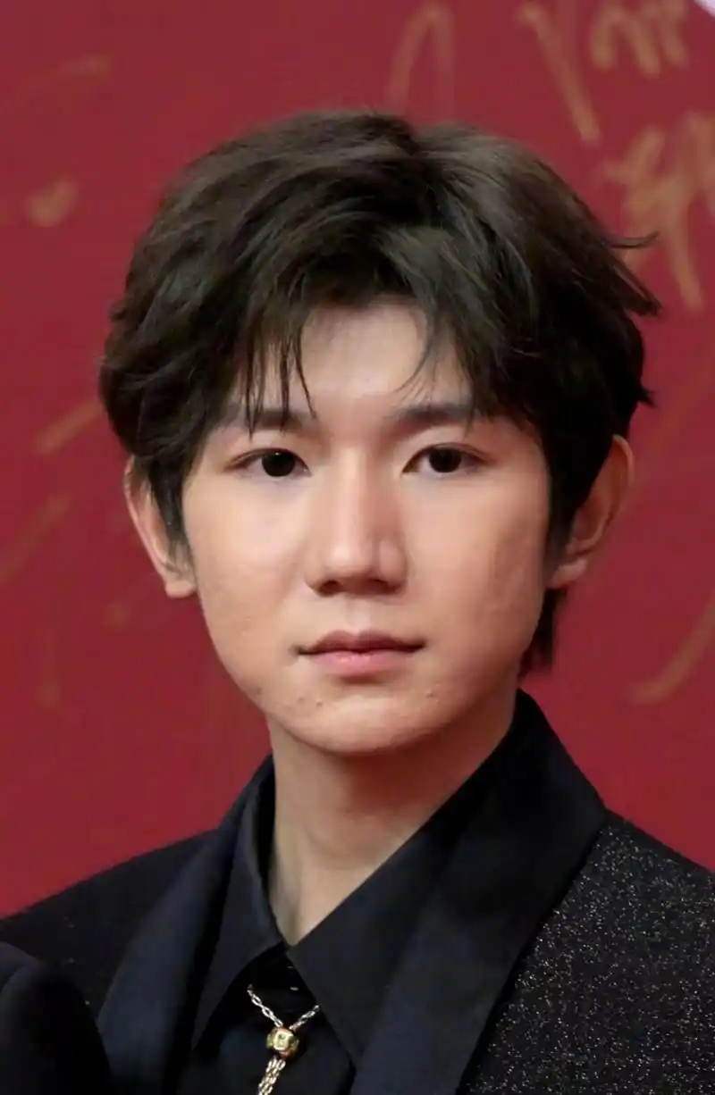 王源生图曝光!  无美颜滤镜下的他,脸部有点肥胖,皮肤似乎不是很好,还