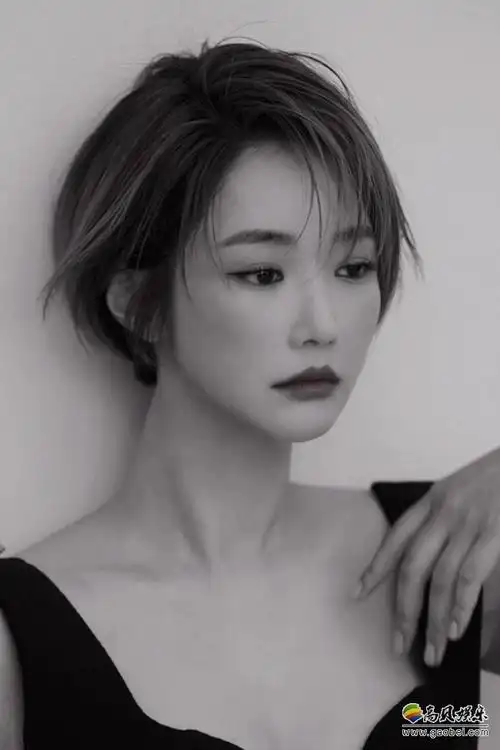 韩国女艺人高俊熙的一组最新杂志写真近日在网上曝光,独特的俏丽短发