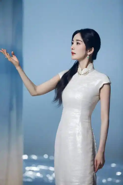 穿旗袍的时候可以尝试一些温柔古典的发型,比如这种侧分马尾的造型就