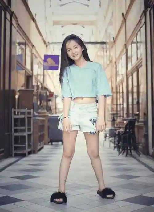 黄磊11岁女儿多多近照穿肚脐装热裤秀身材遭吐槽