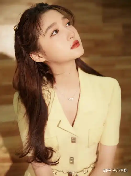 关晓彤再登央视,五四晚会造型活力满满,大长腿就是要穿短裙 - 知乎