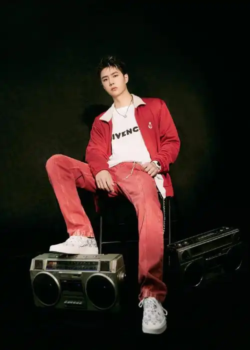 热烈红色渲染少年恣意盎然王一博红衣造型九宫格大片惊艳亮相