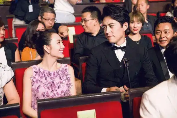 王鸥现身白玉兰与老干部靳东再聚首引欢呼