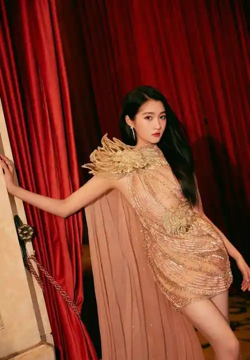 关晓彤闪耀金熊猫奖:香槟粉色高级定制礼服诠释美丽与优雅_设计_材质