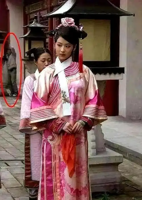 最"不走心",令人遐想脸红的穿帮镜头!网友:真让人大饱眼福!